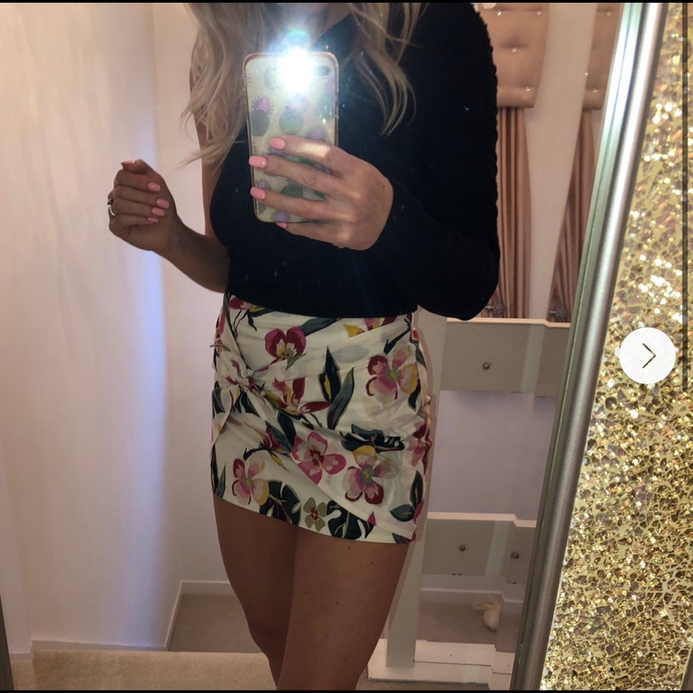 Zara NWT floral twist front knot tie white mini skirt M